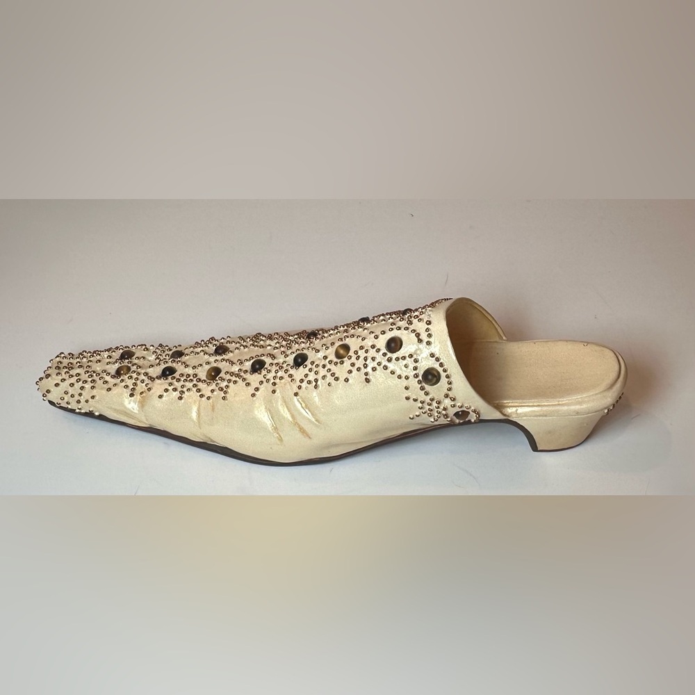 Just The Right Shoe. Vintage Miniature Shoe Aristocrat.